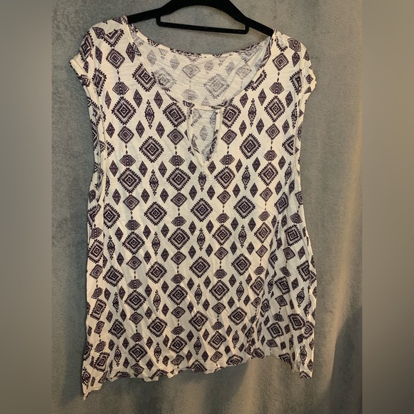 Tops - Women’s size large sleeveless blouse with pattern
